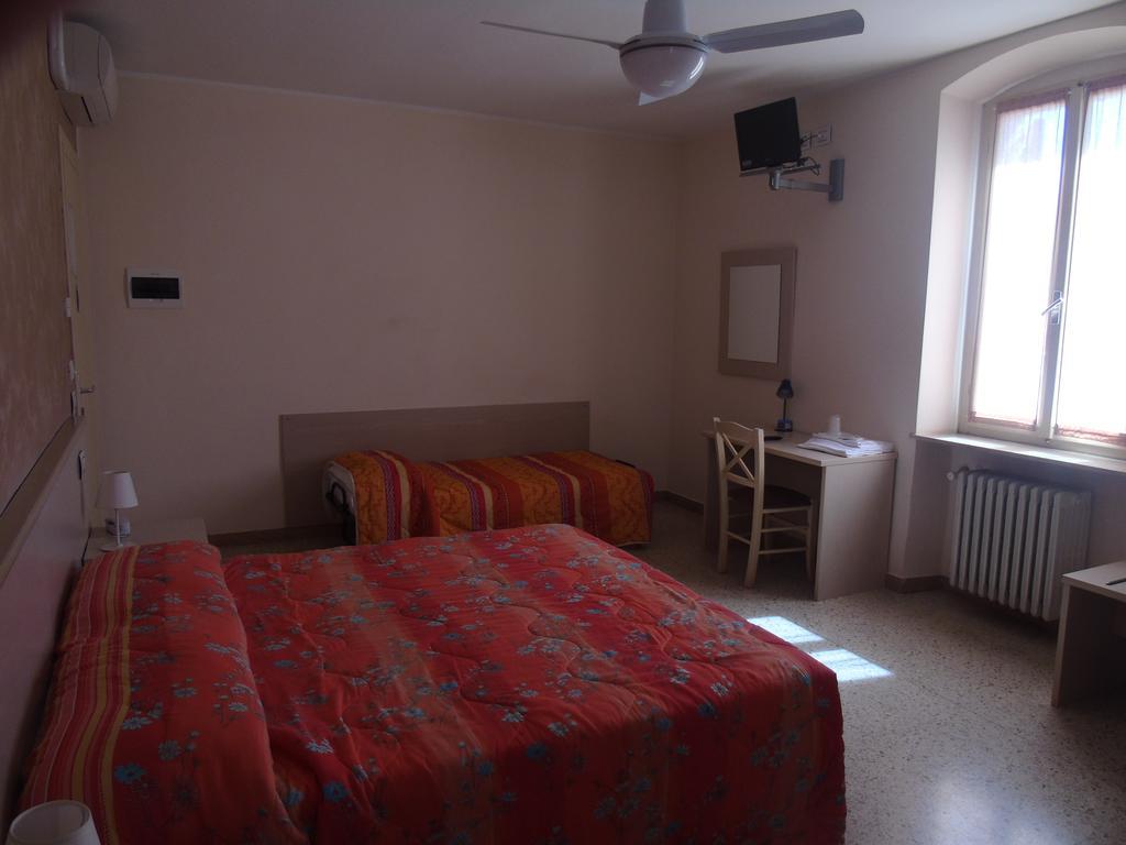 Albergo Grifone 1891 Peschiera del Garda Room photo
